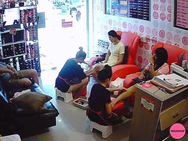 บรรยากาศในร้าน Waxshop ลูกค้ากำลังรับบริการบนเก้าอี้สีชมพู