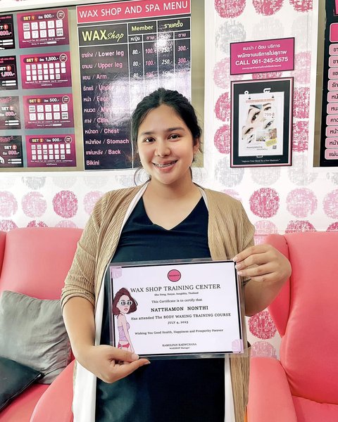 ผู้จบหลักสูตร Body Waxing ถือใบประกาศ WAX SHOP TRAINING CENTER
