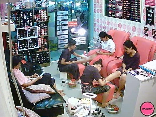 ช่างกำลังให้บริการลูกค้าในร้าน Waxshop