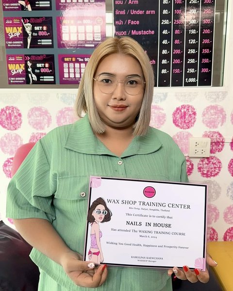 ผู้จบหลักสูตร Waxing ถือใบประกาศ WAX SHOP TRAINING CENTER