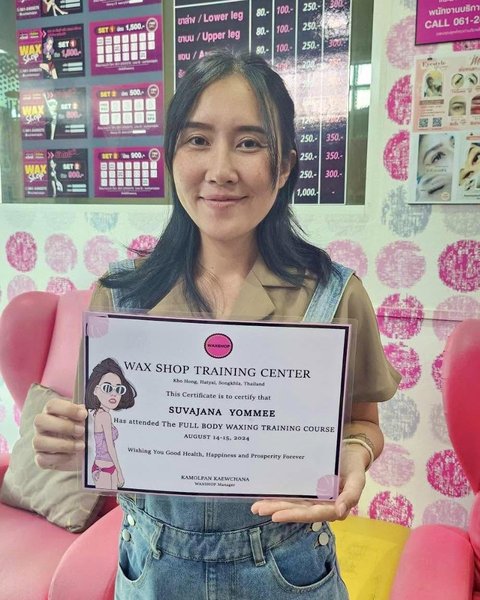 ผู้จบหลักสูตร Full Body Waxing ถือใบประกาศ WAX SHOP TRAINING CENTER